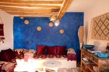 Salon au mur bleu