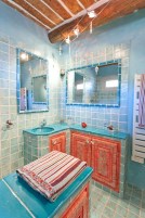 Décor peint salle de bains, corail et bleu turquoise